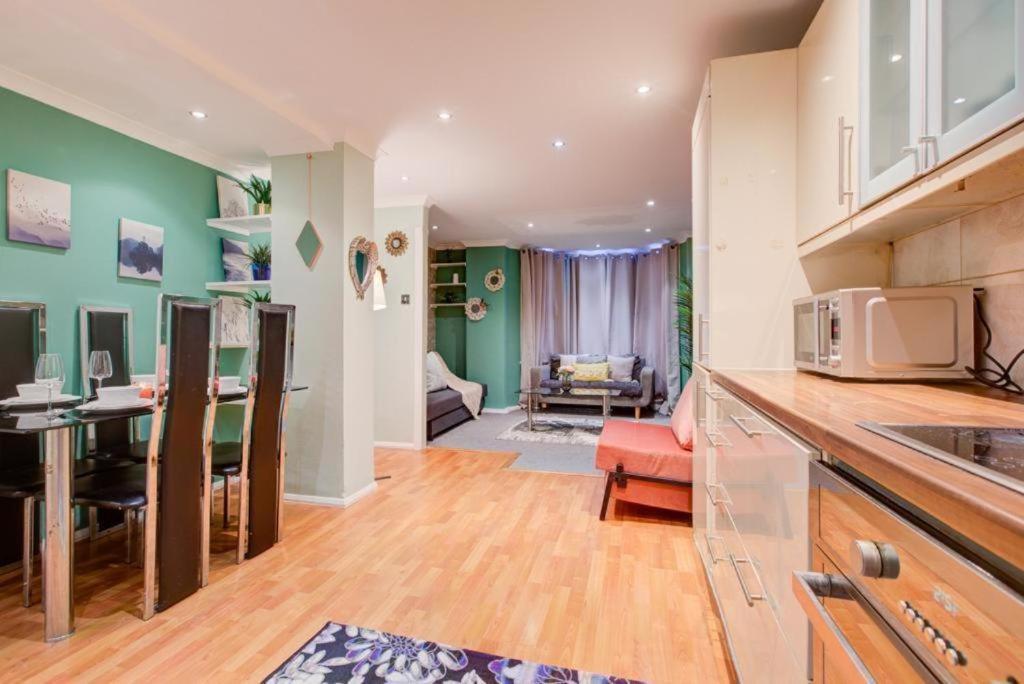Two Bedroom Near Hyde Park Apartamento *